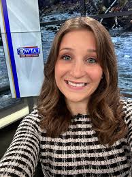 HAPPY WEDNESDAY 💕 Anyone else feel like this week is dragging?!? We're  finally halfway to the WEEKEND 🎉 and Dunkin just released their FALL MENU  🍁Perfect timing as the cooler temps 😎