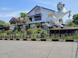 Horror Story* KISAH PATUNG KUDA CIPAGANTI BANDUNG Sebagian orang Bandung pasti sering mendengar kisah yang satu ini Konon patung ini terlihat bergerak 😳 Jalan Cipaganti termasuk salah satu nama jalan yang populer