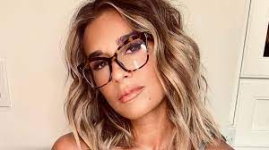 People in and out of the lgbtq+ community are offended by what it implies about their value. Uppiges Dekollete Ist Jessie James Decker Wieder Schwanger Promiflash De