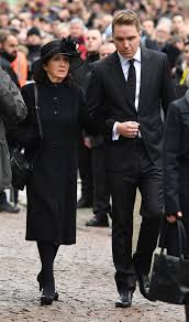 Professor stephen hawking's funeral held in cambridge | itv news. Hundreds Line Cambridge Streets To Honour Stephen Hawking