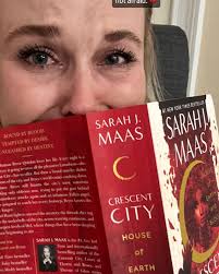 𝗖𝗥𝗘𝗦𝗖𝗘𝗡𝗧 𝗖𝗜𝗧𝗬 𝗯𝘆 𝗦𝗮𝗿𝗮𝗵 𝗝 𝗠𝗮𝗮𝘀 ALL THE STARS I had  the highest of expectations for this book after the ACOTAR series divided  my life into before and after and suddenly diminished
