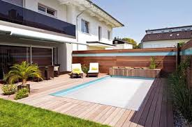 Lamellenabdeckung Fur Pool Hier Oberflur Als Sitzbank Geht Annett Auch Unterflur In Becken Integriert Hauser Mit Pool Schwimmbecken Pool Im Garten