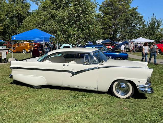 Fender skirts on classic cars from the 1950s