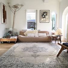 happy customer with this vintage rug dit vintage vloerkleed begint aan een mooi tweede leven vintage tapijten thuisdecoratie vloerkleed eetkamer