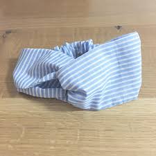 インスタで拝見した クロスヘアバンド を作ってみました rakupata さんという型紙屋さん初めて知りました こちらの大きさで作りましたが 以前から作りたいなあと思っていた nunocoto さんのへアバンドと作り方は同じなようです 私 baby car seats baby car