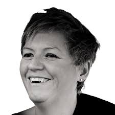 Kelly Davies's Instagram, Twitter & Facebook