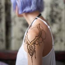 Hair Makeup Nails Henna On Instagram Henna Shoulder Cap On Loandchlo Photo By Alexluu Thegy Henna Tattoo Shoulder Shoulder Henna Shoulder Tattoo