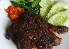 Kami berdua menikmati bebek sinjay ketika berlibur ke madura. Nikmatnya Bebek Bumbu Hitam Di Malang Kaya Kuliner