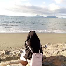 Kami berharap postingan gambar wanita muslimah dari belakang terbaru diatas bisa bermanfaat buat kalian. Jalanilah Kehidupan Di Dunia Ini Tanpa Membiarkan Dunia Hidup Di Dalam Dirimu Karena Ketika Perahu Berada Di Atas Air Ia Mampu Jalani Hidup Wanita Perempuan