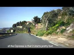 De weg in het italiaanse dorp wordt versperd door stukken rotsblok. Milan Sanremo I Erik Zabel And Oscar Freire I Two Legends 7 Victories A Common Mission Youtube