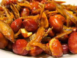 Ikan goreng is an indonesian and malaysian dish, consisting of deep fried fish or other forms of some recipes of ikan goreng might add additional bumbu (spice mixture) mixed with or poured on top. Peanuts And Dried White Bait Ikan Bilis Dan Kacang Goreng Paw Paw Food