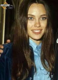 🎭 . Marcheline Bertrand Était une actrice, productrice et militante humanitaire américaine, surtout connue pour être la mère de l'actrice Angelina Jolie. Elle fait quelques apparitions au cinéma, notamment dans Lookin' to