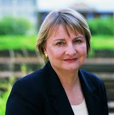 Aus aktuellem Anlaß hier noch einmal der brillante Vortrag von Prof.  Winterhoff, in dem er anschaulich belegt, daß schulische Lernvorgaben zur  "Akzeptanz sexueller Vielfalt" verfassungswidrig sind und daß das  elterliche Erziehungsrecht Vorrang