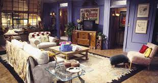 Here S What Monica S Apartment From Friends Would Look Like In 2018 Friends Apartment Monicas Apartment Elle Decor Living Room