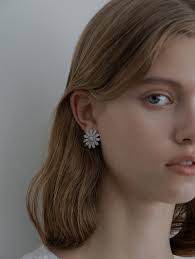 9/19 fri 22:00- marguerite pierce -yellow-【grace】 マーガレットをモチーフとしたピアスです。  中央のカラーはほんのりイエローな石を使用し、綺麗目で大人がつけるどのようなコーディネートにも馴染むように仕上げました。  マーガレット全体から放たれる輝きをお ...