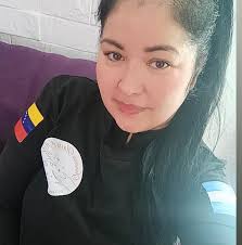 Me ayudan diciéndome que tono de acrílico es ese y el tono de esmalte por  favor 🙏💕