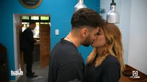 Zwischen Valentina und Karim fliegen die Funken, und zwar heftig! 🔥 Doch  ausgerechnet Mike erwischt die beiden inflagranti! 😳 Was als harmloser  Flirt begann, bringt plötzlich alles durcheinander… 💥 ...