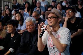 黃耀明（ anthony wong） 於 1984 年在商業二台任 dj ，曾主持《早晨星期一》及《明曲晚唱》等節目。 1985 年劉以達在《搖擺雙週刊》刊登廣告尋找歌手， anthony 前往試音，一拍即合。其後俞琤介紹他們入寶麗金 , 並為他們取名「達明一派」。 Mgpb6bo U8d7fm