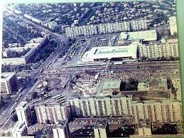 Kerület határán álló örs vezér tere sűrű és változatos panorámáján, az első, ami az eszünkbe juthat róla, a már említett káoszosság mellett, hogy szocreál. A Varos Keleti Kapuja Az Ors Vezer Tere Zugloi Helytortenet