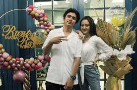 Simak video berikut untuk mengetahui cerita hubungan ranty maria dan mischa. Ranty Maria Tak Ingin Buru Buru Menikah Sang Kekasih Sudah Akrab Dengan Keluarga