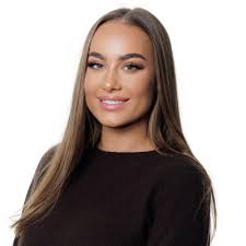 I graduated! 👩🏼‍🎓🥳 Really excited to share that I was awarded a First  Class BA History degree from the University of South Wales!🥹 I'd like to  take this opportunity to thank my