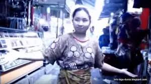 Dahsyat gara gara tak tun tuang yang malas upiak isil penyanyi minang sumatera indonesia. Lirik Lagu Tak Tun Tuang Upiak Isil Lirik Lagu Dunia