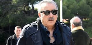 Ο λάκης λαζόπουλος είχε καιρό να πιάσει την πένα και δικαιολογημένα εκτιμάται ότι το αποτέλεσμα θα κάνει το φιλοθεάμον κοινό να. Lakhs Lazopoylos Aparhgorhtos Sthn Khdeia Ths Syzygoy Toy Ta Teleytaia Logia E8nos