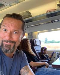 Estos días estuve jugando con una aplicación que está usando todo el mundo,  y yo la probé para ver cómo me veía con diferentes maneras y barbas!⁣ ⁣ Las  comparto aquí para