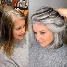 Vorher Nachher Mal Anders Er Uberzeugt Frauen Von Ihren Grauen Haaren Graue Haarfarben Haare Naturlich Farben Haare Grau Farben