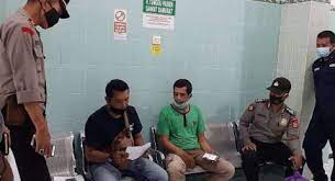 Na mengirimkan makanan berupa sate ayam yang sudah diberi racun sianida kepada seorang pria bernama tomy. Fpi2gzylihaddm
