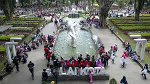 Taman sesat atau labirin ini diresmikan pada tahun 2014. Balai Kota Bandung Objek Wisata Fasilitas Lokasi Rute Jam Buka