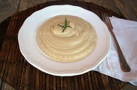 Di acqua,1 cipolla,1 patata,1/2 misurino di olio evo, sale q.b. Pure Di Fave