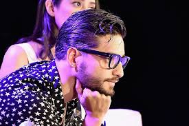 verso 1 apenas sale el sol y tú te vas corriendo sé que pensarás que esto me está doliendo yo no estoy pensando en lo que estás haciendo si somos amigos y así nos queremos si conmigo te quedas o con otro tú te. Steal This Hairstyle From Maluma Gq