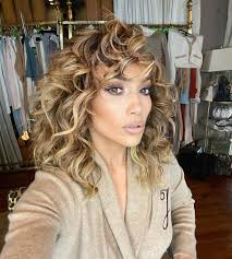 Il nuovo haircolor di jlo si chiama mushroom brown ed è un castano freddo che parte da una base preferibilmente scura e si sfaccetta in . Ricci Color Caramello Come Jennifer Lopez Parrucchierando