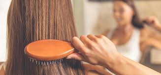 Une perte de cheveux localisée et généralement permanente, peut survenir dans des cas d'alopécie traumatique causée par des blessures ou des les femmes ont la même prédisposition héréditaire pour l'alopécie androgénétique que les hommes, mais chez les femmes en âge de procréer, en. Les Raisons De La Chute De Cheveux Chez Les Femmes Le Vrai Du Faux Madame Figaro