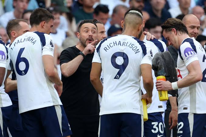 De Zerbi conversando com jogadores do Tottenham
