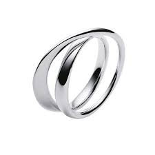 I managed to do it by twisting (rotating using proportional editing) then using a curve modifier. Mobius Ring 925 Silber 270 00