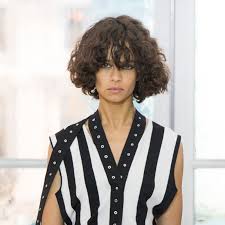 Frisuren mittellang gestuft ohne pony. Locken Bob Frisuren Mittellang 2017 Die Trends Fur Fruhjahr Und Sommer Cosmopolitan