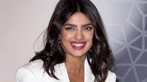 Родилась в семье капитана ашока чопры и доктора мадху чопры. Priyanka Chopra Regisseur Empfahl Ihr Schonheits Ops Gala De