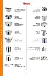 Kado unik itu bahkan dibawa sampai panggung pelaminan kedua mempelai. Nama Perabotan Rumah Tangga