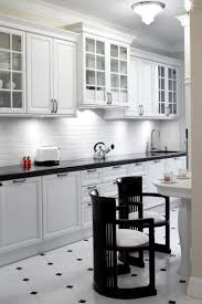 Les divers revêtements possibles, les différentes tailles d'éléments et le choix de couleurs laissent libre cours à l'imagination pour créer des. Carrelage Noir Et Blanc 25 Idees Originales Modern Kitchen Design Kitchen Design Apartment Interior