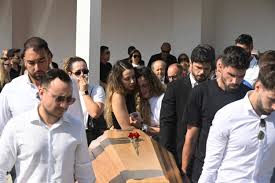 Fotos) Funeral de Diogo Jota: familiares y amigos sostienen a desconsolada  esposa del jugador | La Teja