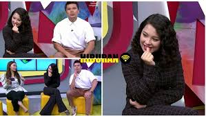 Dia gadis yang moden, seksi rambut color blonde (yeah. Sempoi Janna Nick Mengacara Live Melodi Sambil Gigit Kuku Oren Laici
