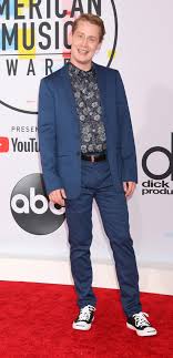 Macaulay carson culkin, one of the most famous american child stars, was born on august 26, 1980 in new york city, new york, usa, as the third of seven children of his father kit culkin (a former stage and child actor and also macaulay's former manager). Macaulay Culkin Height How Tall