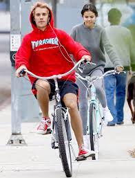 Justin bieber, 23, and selena gomez, 25, tried to go incognito when they shared an intimate dinner on nov. Justin Bieber And Selena Gomez Snuggle Bike Ride Through Los Angeles Pics Us Weekly