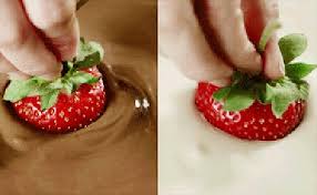 Гиф анимация Клубнику окунают в сливки и шоколад