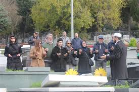 Grup gündoğarken üyesi müzisyen burhan şeşen'in oğlu serhan şeşen, 26 yaşında hayatını kaybetmişti. Serhan Sesen Mezari Basinda Anildi