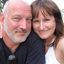 Gouz rhymes with ...