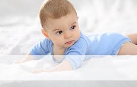 Weil das nicht von heute auf morgen passiert, erfährst du hier alle zwischenschritte die dein baby absolviert. Entwicklungskalender 1 Bis 3 Monate Bewegung