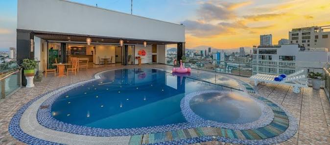 Hồ bơi sân thượng Merry Land Hotel Da Nang – không gian thư giãn và ngắm cảnh thành phố từ trên cao.
